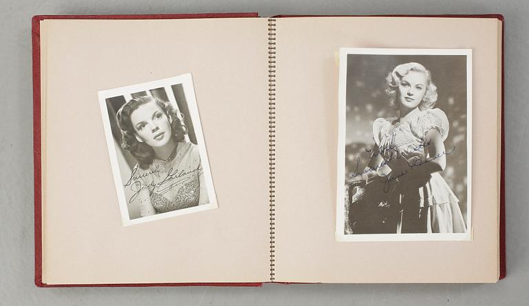 AUTOGRAFER, ca 420 stycken. Bl a Gary Cooper, Bing Crosby, Lauren Bacall, Clark Gable, Judy Garland mfl.