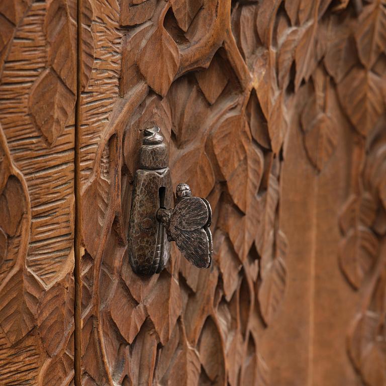 Jugend, hörnskåp, skulpterad björk, Sverige, tidigt 1900-tal.