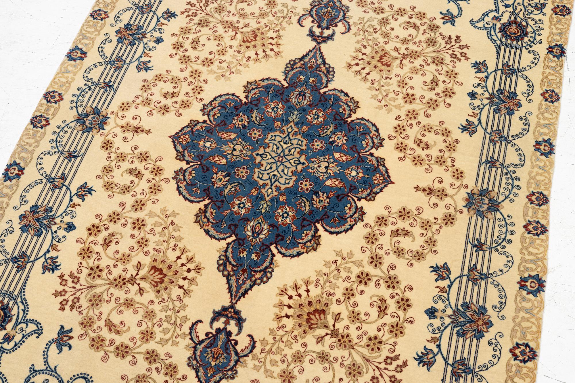 An Isfahan rug, c. 158 x 102 cm.