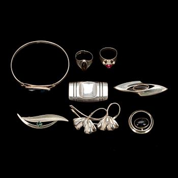 SMYCKEN, 8 st, silver, olika stenar samt olika stämplar. 1900-talets senare hälft.