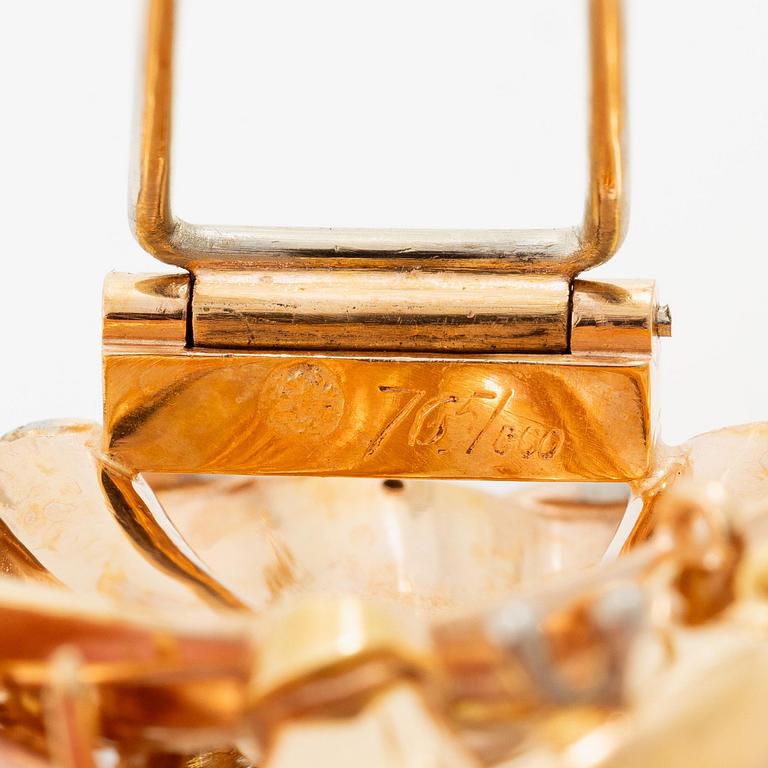 Brosch 18K guld med åttkantslipade diamanter samt safirer.