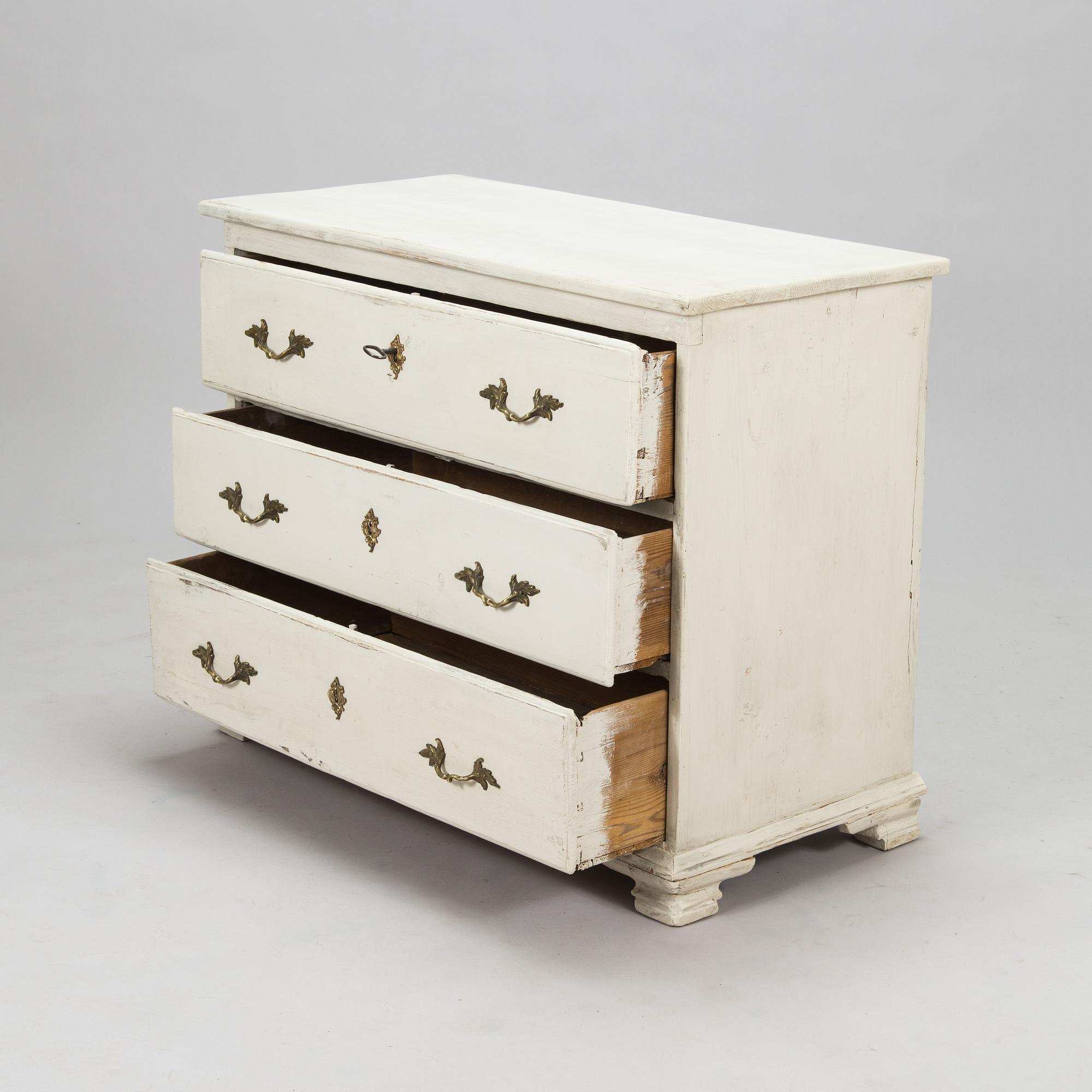 A mid 18th Century chest of drawers.