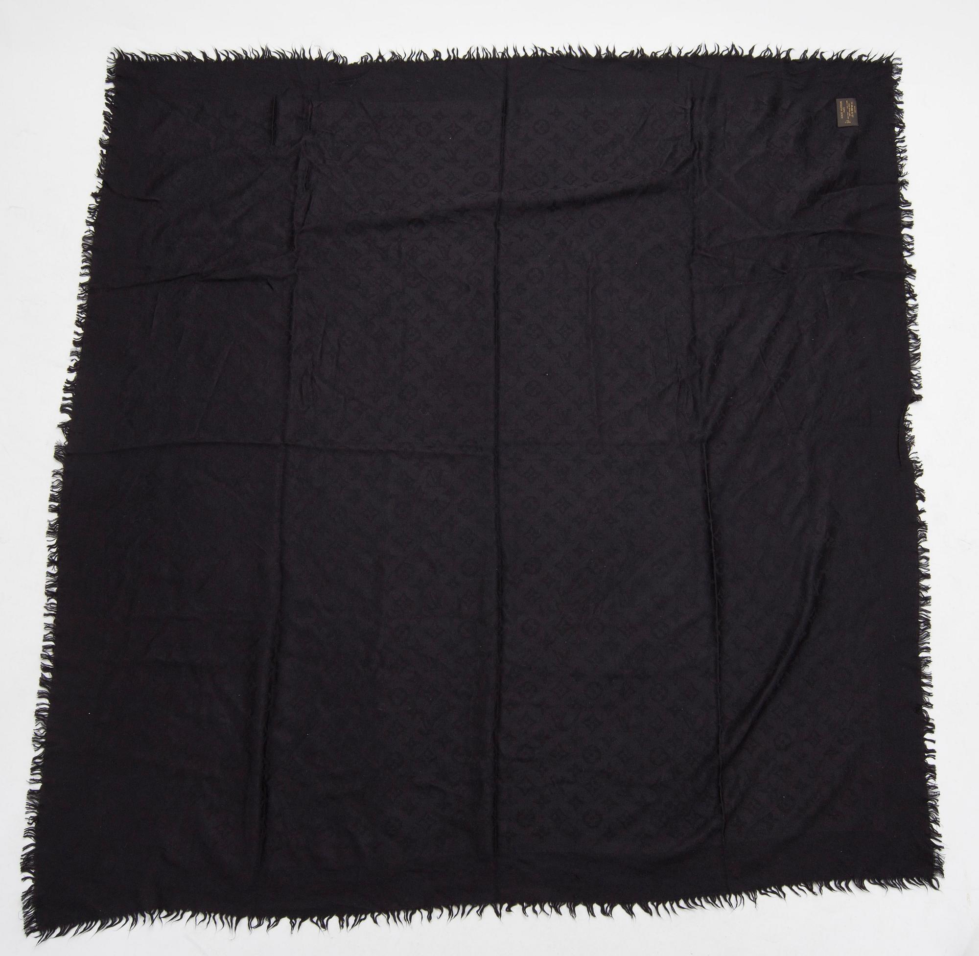 SJALAR, 3 stycken, Louis Vuitton.