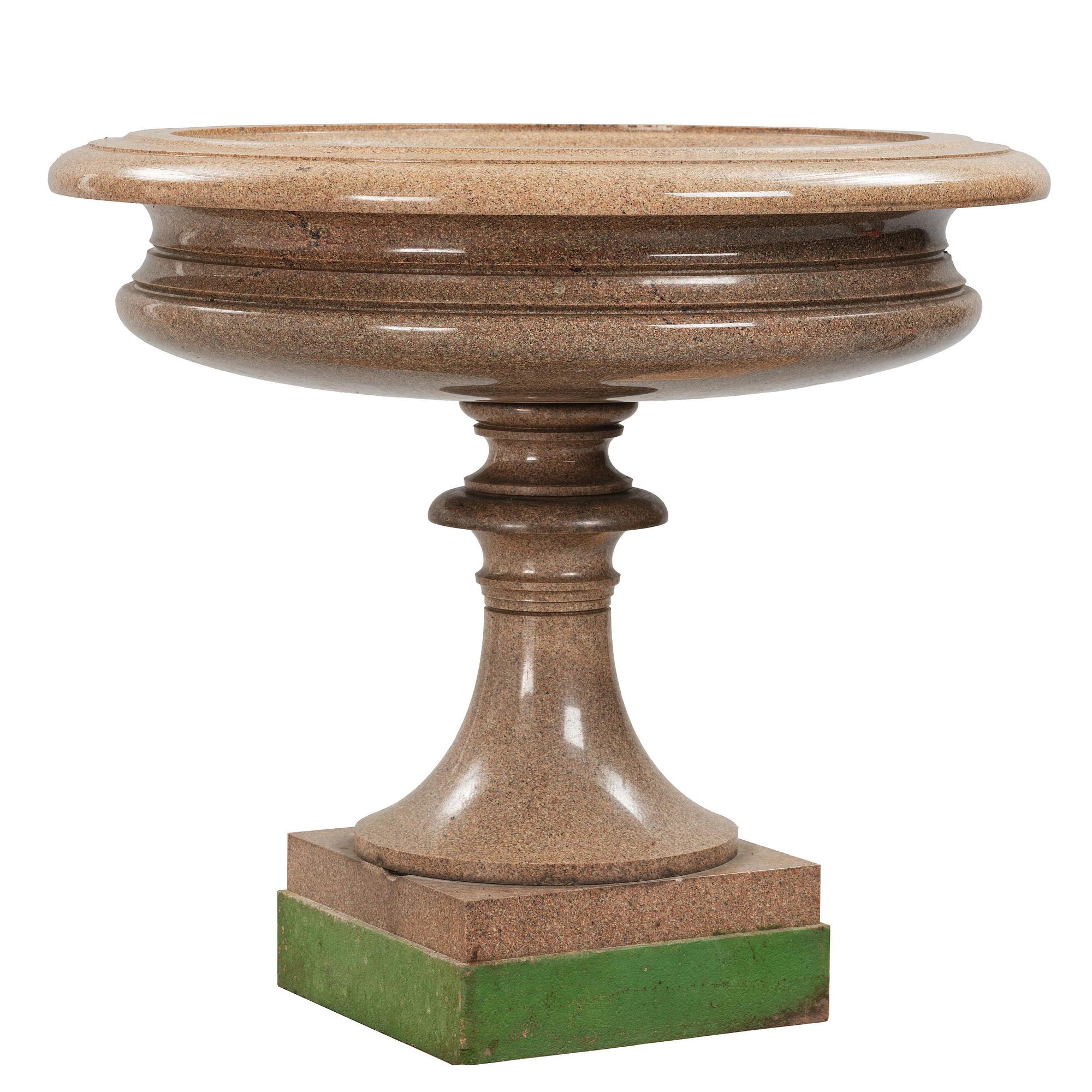 A massive Gardenurn, red Bohus granite, made circa 1905. Empire style.