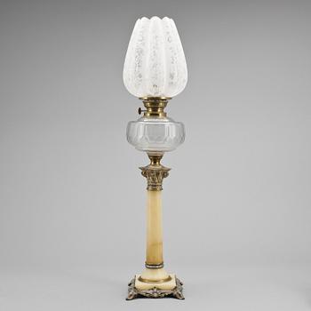 FOTOGENLAMPA, alabaster och mässing, omkring sekelskiftet år 1900.