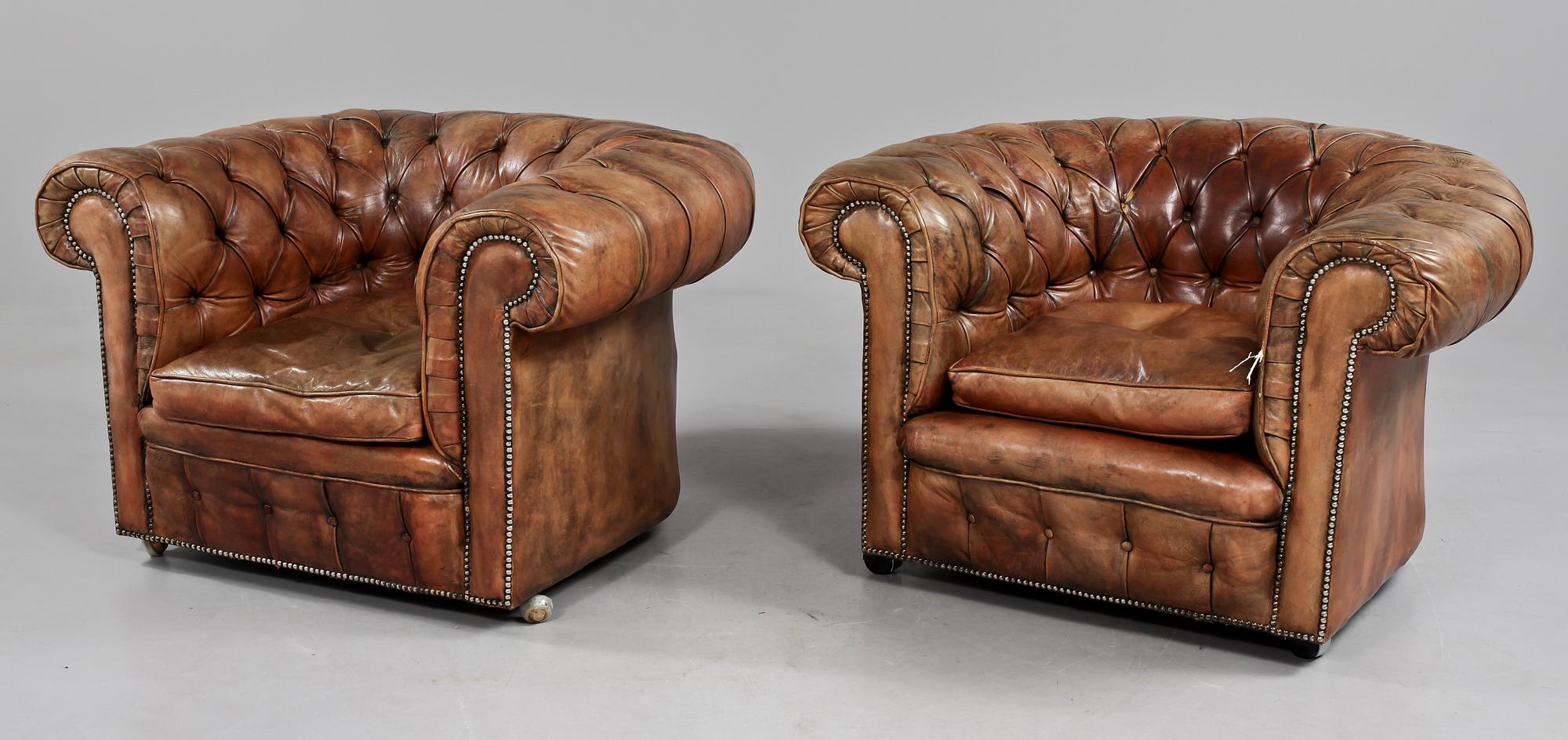 FÅTÖLJER, ett par, Chesterfield-modell, 1900-talets andra hälft.