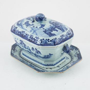 A Chinese blue and white export porcelain tureen with cover and stand, Qing dynasty, Qianlong (1736-95).