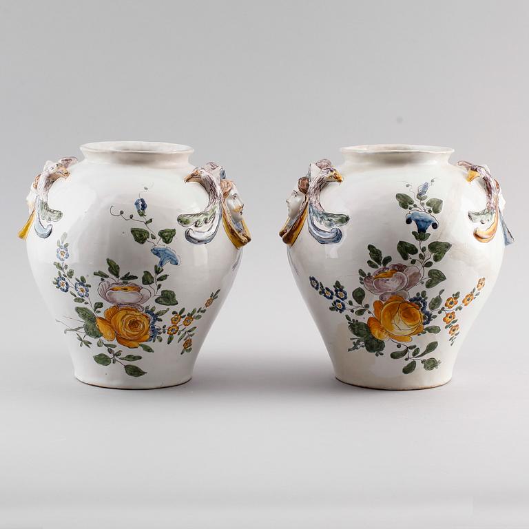 URNOR, 1 par, fajans, möjligen Frankrike, 1800-talets andra hälft.