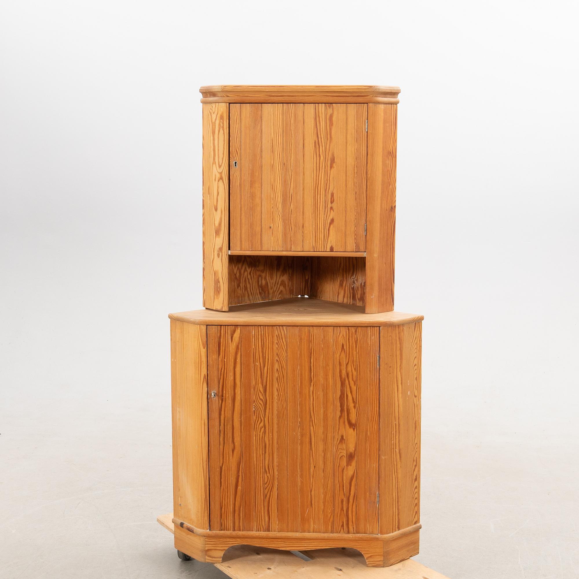 Göran Malmvall, hörnskåp, modell "809" ur serien "Svensk Fur", Karl Andersson & Söner, Huskvarna, 1950-tal.