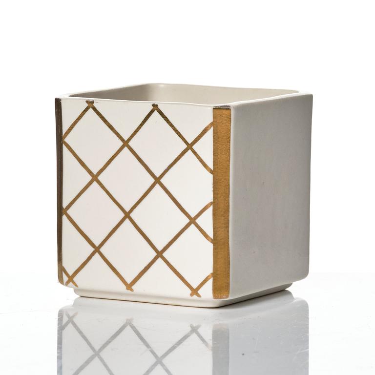 Wilhelm Kåge, 15 pieces of "Carrara" and "Gold Carrara" stoneware dishes, Gustavsberg, Sweden, 1930s/40s.