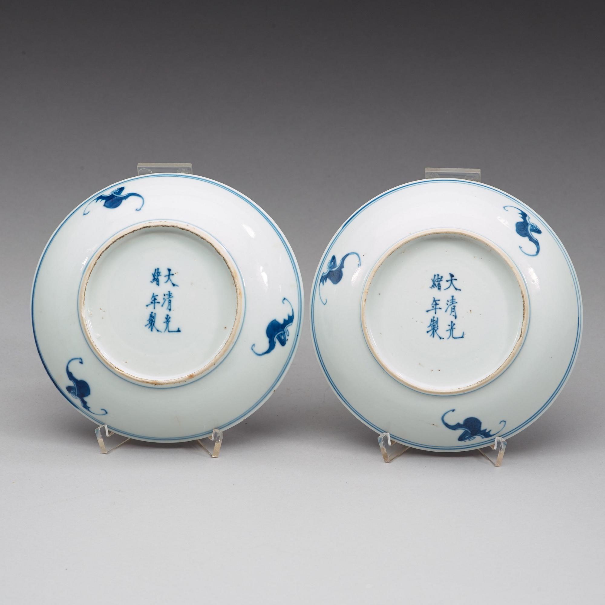 TALLRIKAR, två stycken, porslin. Qingdynastin, Guangxus märke och period (1875-1908).