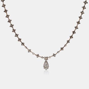 492. A rose-cut diamond necklace.