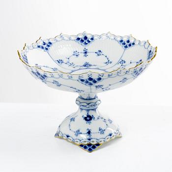 Royal Copenhagen, fat på fot, modell 1020, "Musselmalet Helblonde", Danmark.