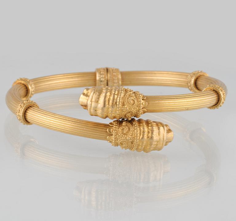 ARMRING, 18K guld. Vikt 45,6 gram.