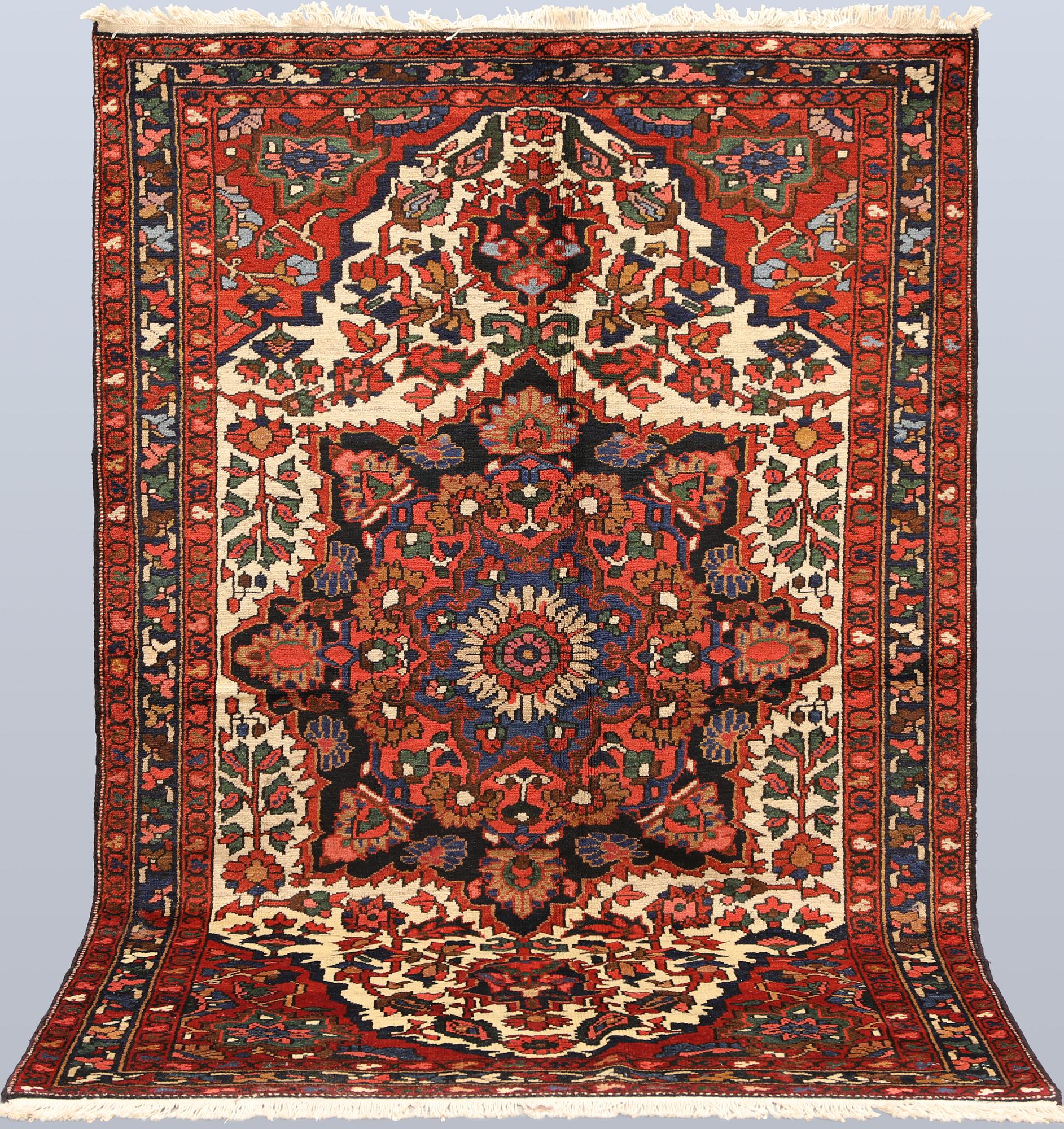A semi-antique Bakhtiari carpet, approx. 201 x 133 cm.