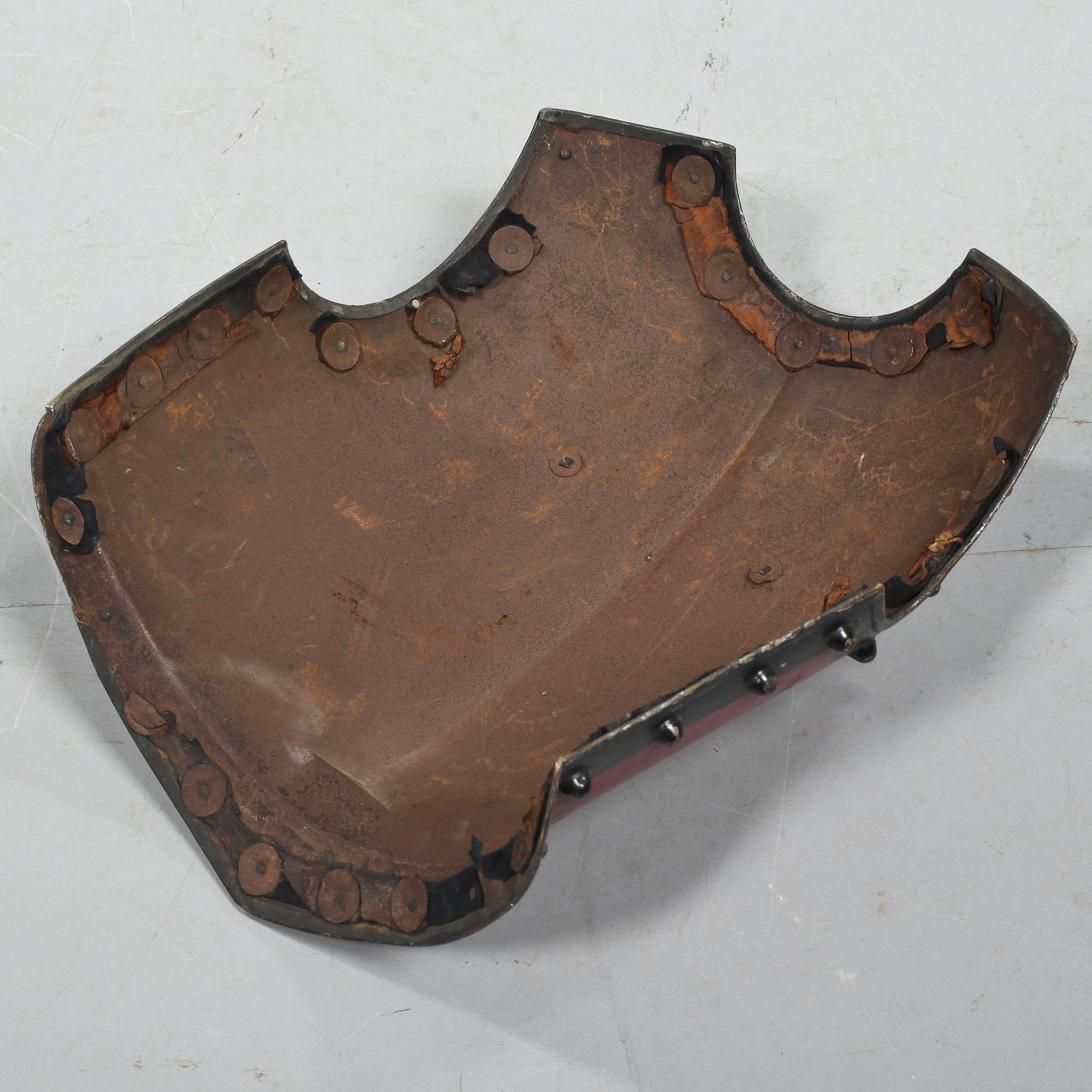 BRÖSTPLÅT, bemålad metall, troligen 1900-tal.