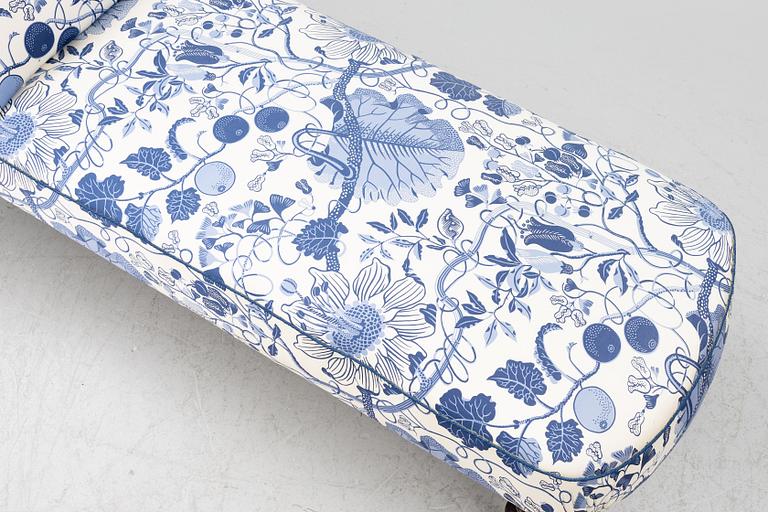 A chaise longue, circa 1900.