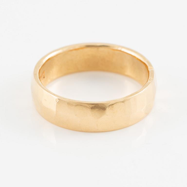 Jan-Christer Lundqvist, ring, 18K gold with hammered decoration, Skövde.