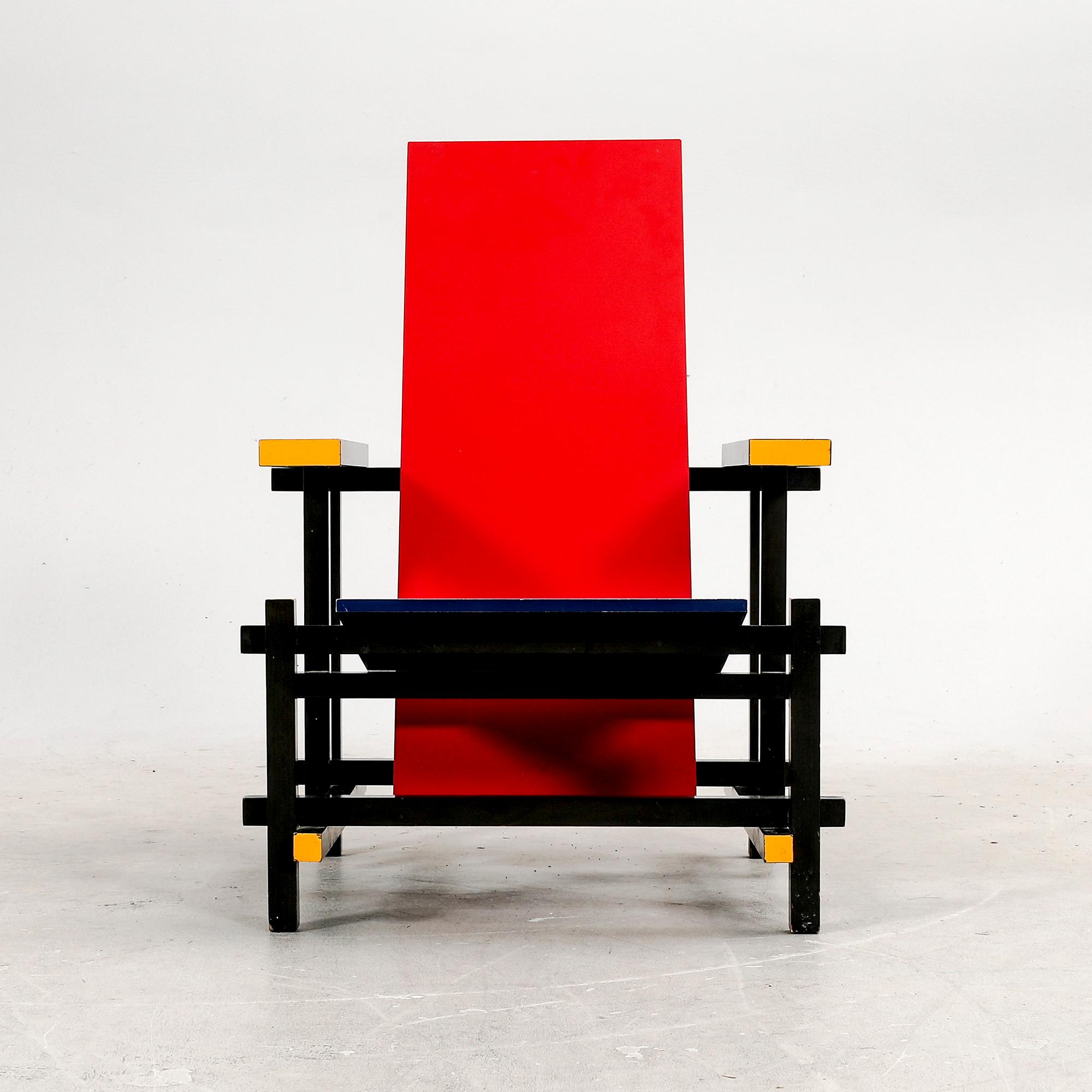 Gerrit Rietveld, fåtölj, "Red and blue chair", Cassina, formgiven 1918.