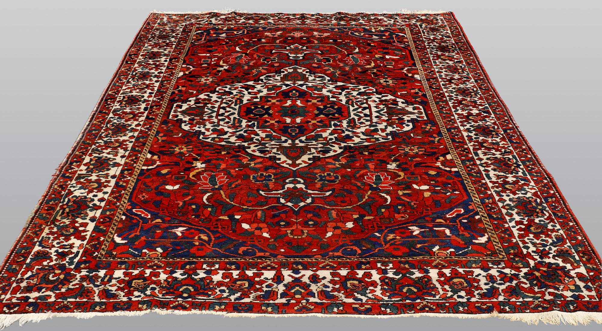 Matto, semi-antique Bakhtiari, ca 307 x 217 cm.