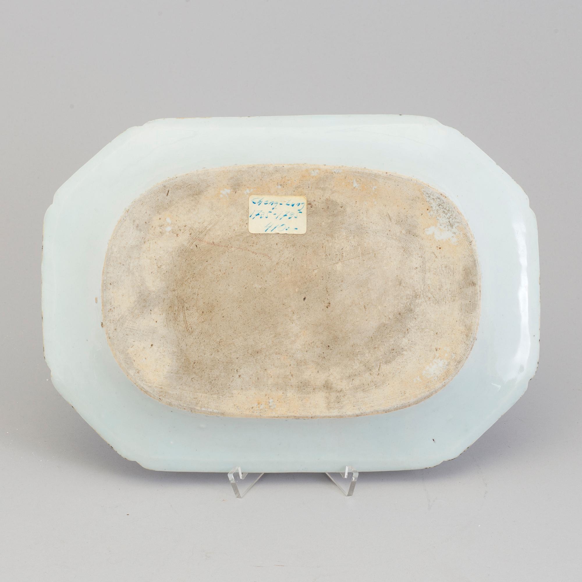 A blue and white serving dish, Qing dynasty, Qianlong (1736-95).