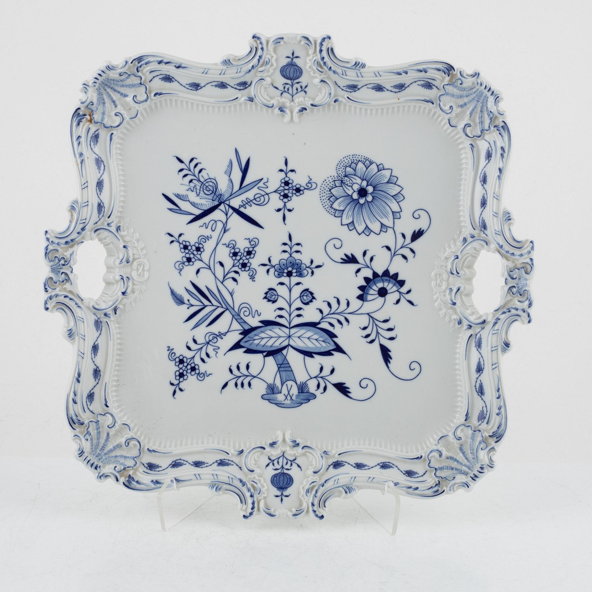 Three 'Zwiebelmuster' porcelain pieces, Meissen, first half of the 20th Century.