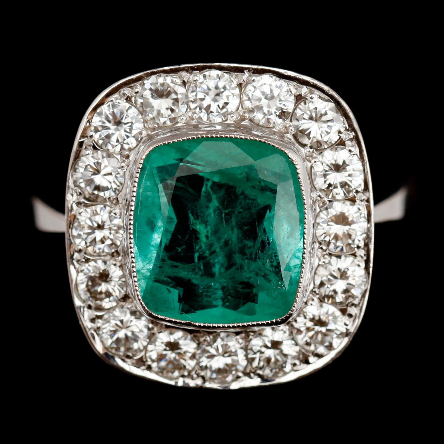 RING, 18 k vitguld, smaragd ca 3,20 ct samt briljantslipade diamanter 1,60 ct enl gravyr.