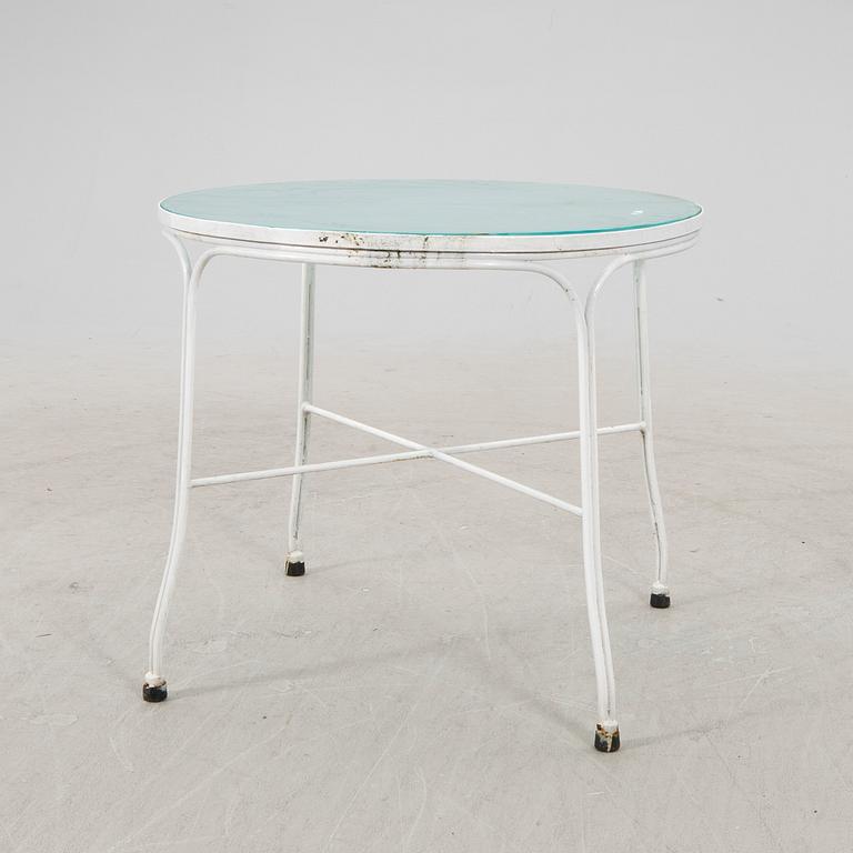 A tabe and two chairs from Byarum later part of the 20th century.