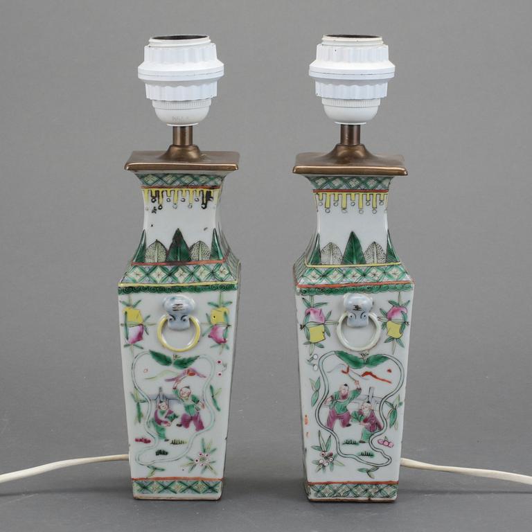 VASER/BORDSLAMPOR, ett par, porslin, Kina. 1900-tal.