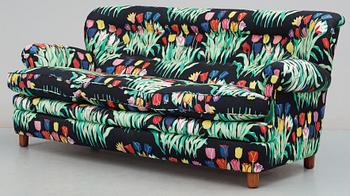 A Josef Frank sofa by Svenskt Tenn, model 568.