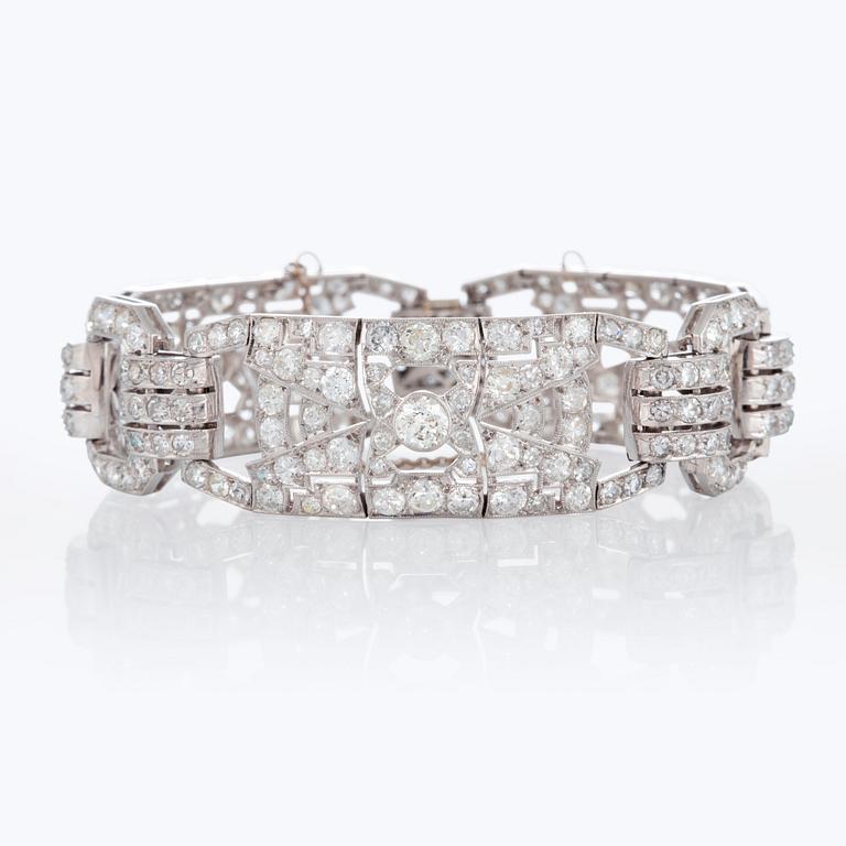 An Art Deco bracelet in platinum set with old- and eight-cut diamonds with a total weight of ca 17 cts.