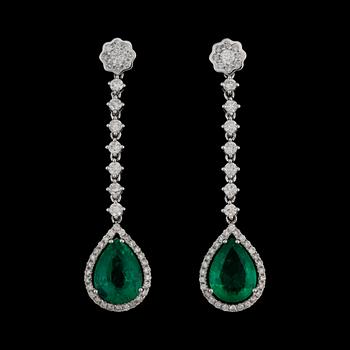 110. ÖRHÄNGEN, 1 par, 18 k vitguld, droppslipade smaragder tot 5.25 ct,  briljantslipade diamanter totalt 1.43 ct. Vikt 5,5 g.