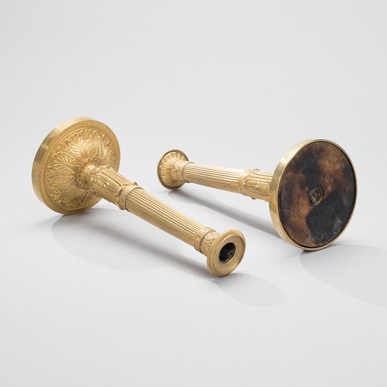 LJUSSTAKAR, ETT PAR, förgylld brons, empire, Frankrike 1800-talets första hälft.