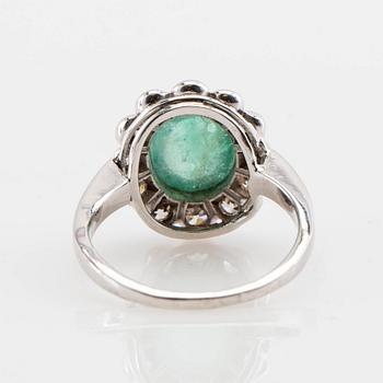 Ring, 18K vitguld med smaragd och diamanter.
