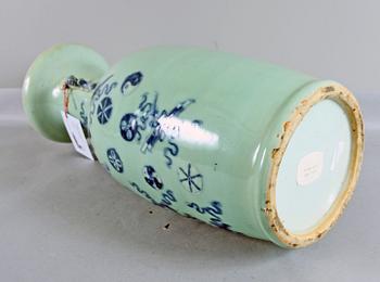 GOLVURNA, porslin. Kina, 1800-talets andra hälft.