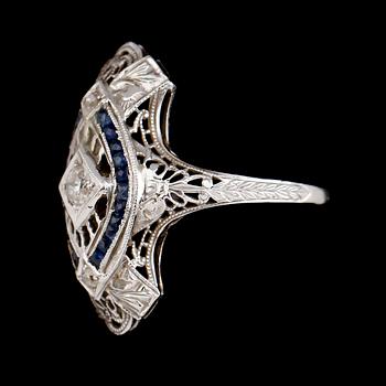 RING, 18 k vitguld, diamanter samt safirer, tidigt 1900-tal.