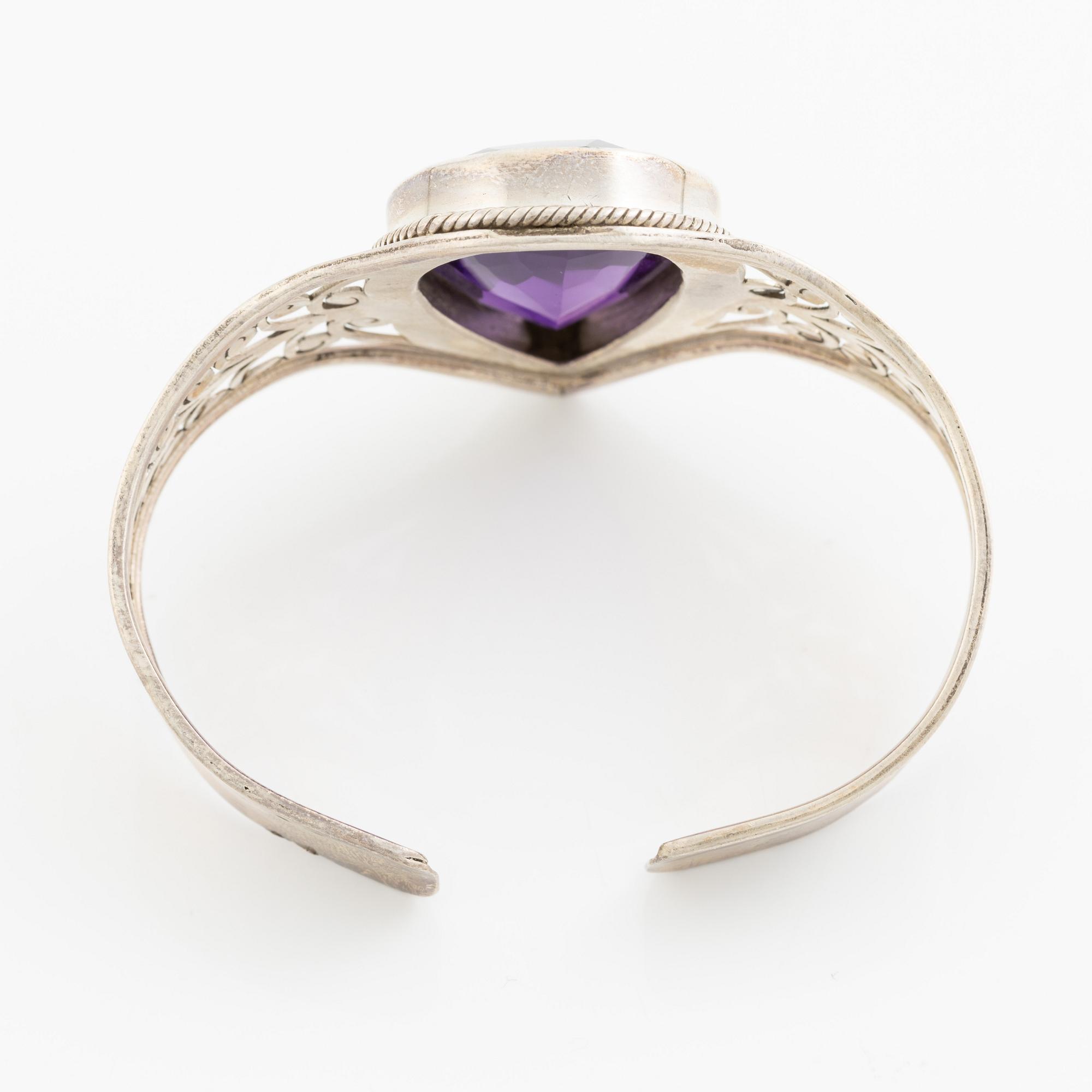 Arm ring, silver with drop-cut amethyst.