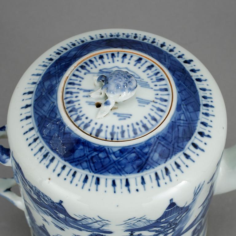 TEKANNA, porslin. Qingdynastin Qianlong 1736-95.