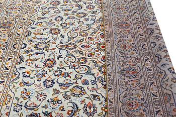 A Kashan carpet, c. 350 x 249 cm.