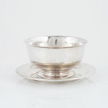 Guldsmedsaktiebolaget, såsskål på fat, silver, Stockholm 1918.