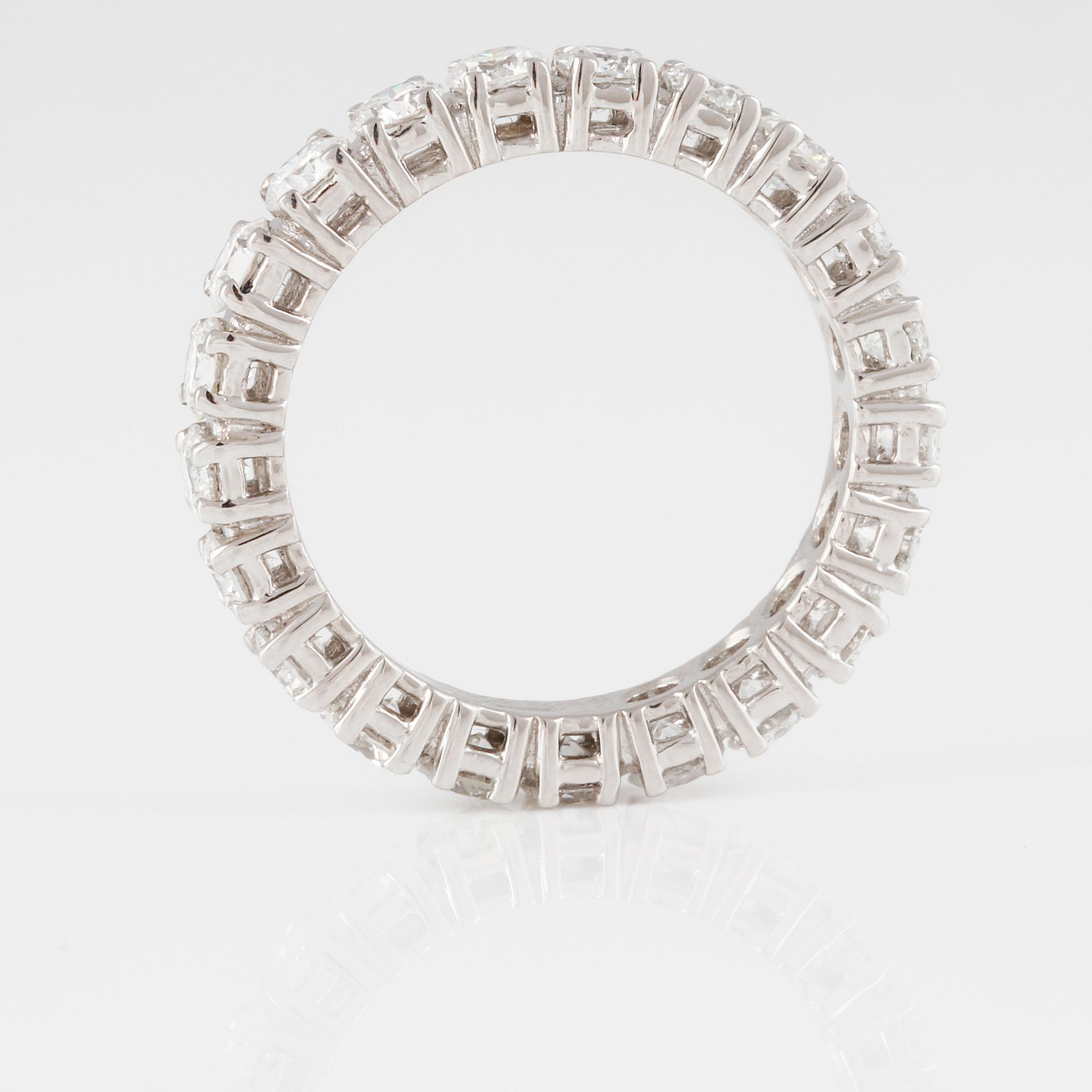 RING, 18K vitguld med 21 briljantslipade diamanter ca 2.35 ct. Vikt 3,7 gram.