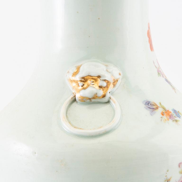A Chinese vase, 20th century.