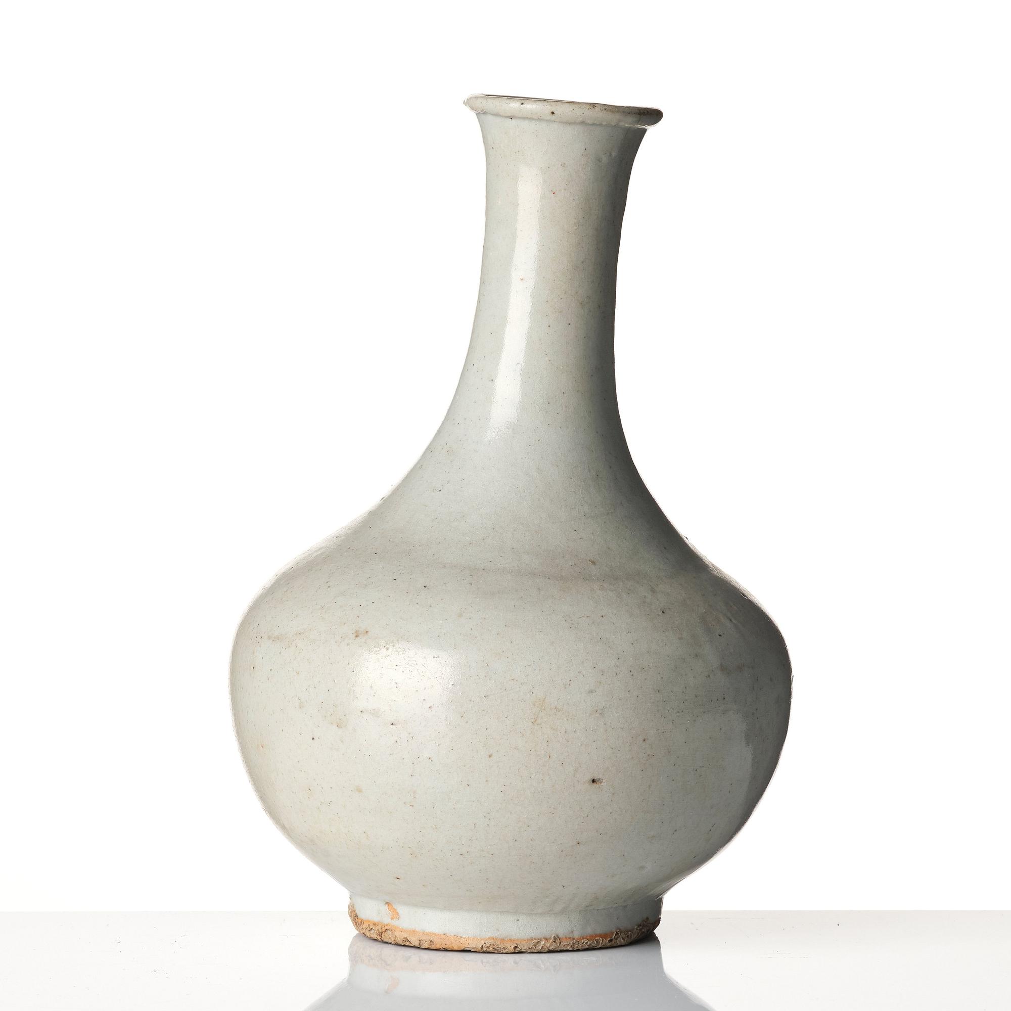 A white glazed Korean vase, Joseon.