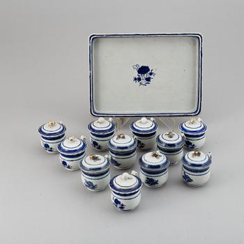 A set of 11 custardcups with cover and a tray, Qing dynasty, Jiaqing (1796-1820).