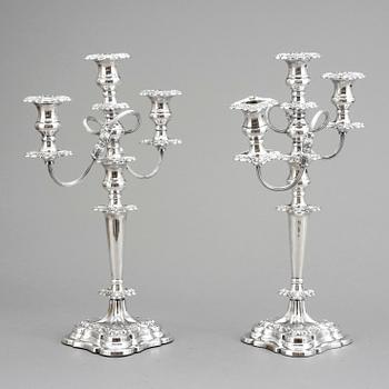 KANDELABRAR, ett par , nysilver, Sheffield, England. 1900-talets första hälft.