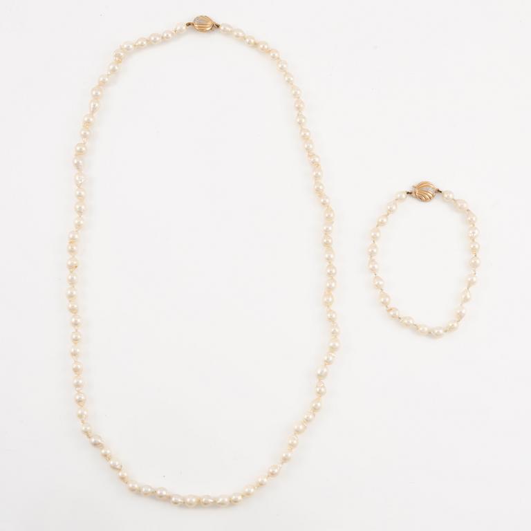 Necklace and bracelet, with cultured pearls, clasp 8K gold.