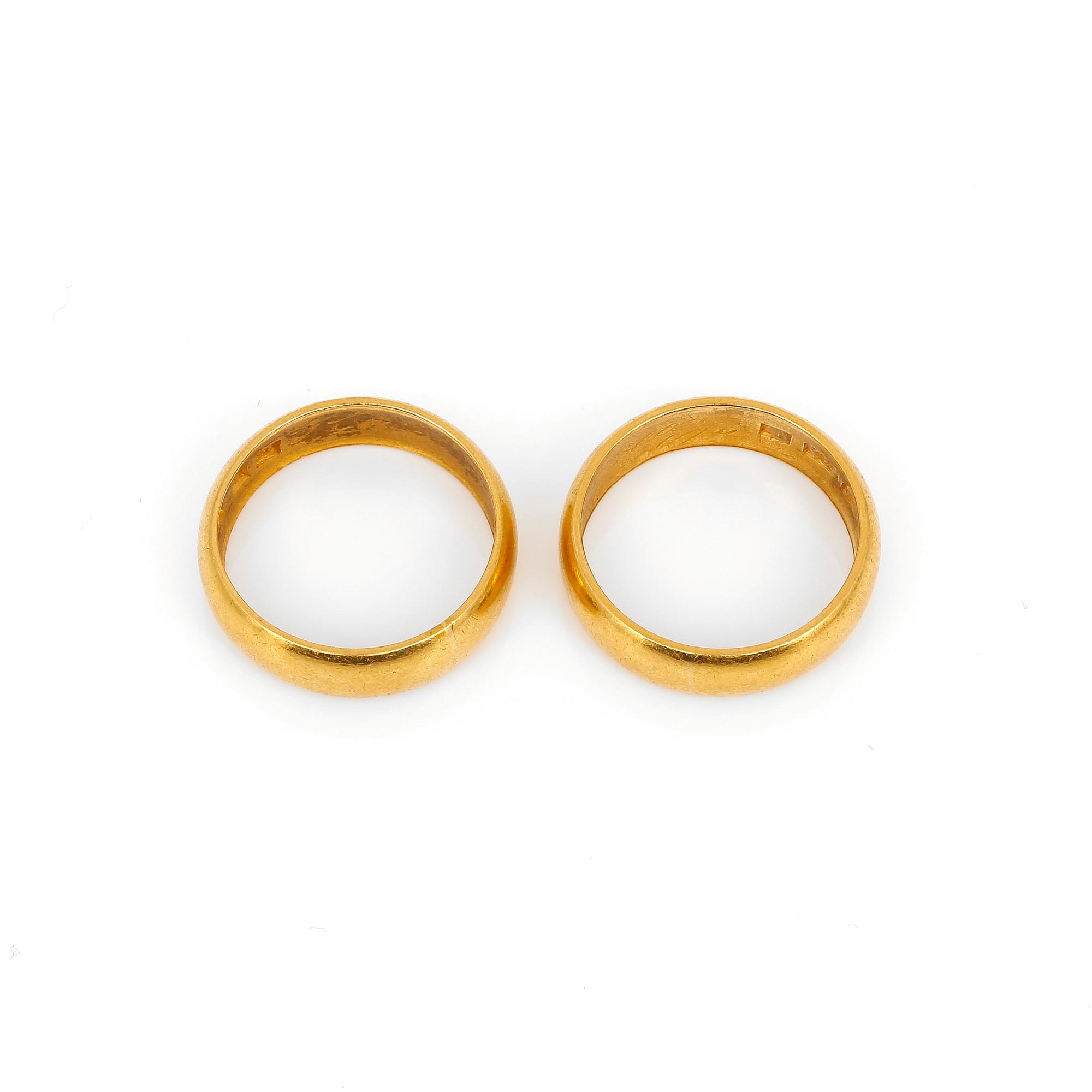 RINGAR, 2 st, 23 k guld, otydliga stämplar, 1900-tal.  Vikt ca 13 g.