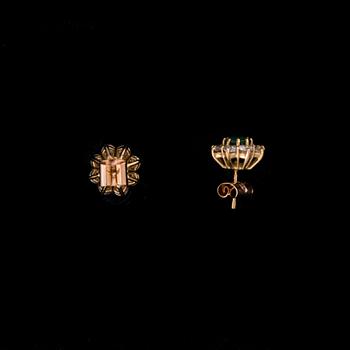 A PAIR OF EARRINGS.