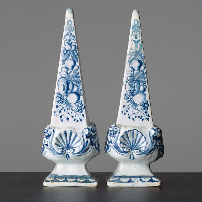 OBELISKER, ett par, fajans. Rörstrand märkta Stockholm, 1700-tal.