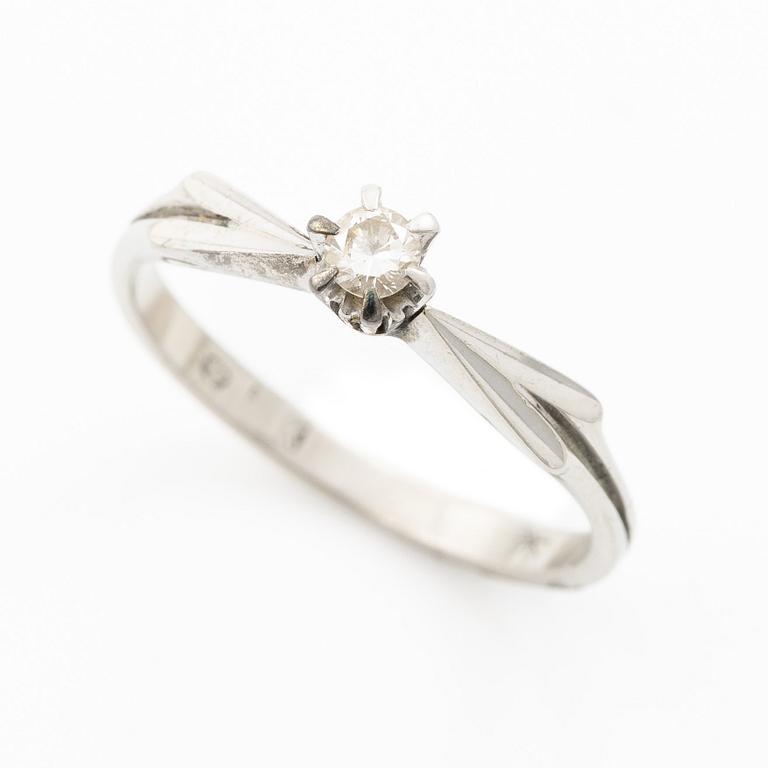 Ring in 18K white gold set with a brilliant-cut diamond.